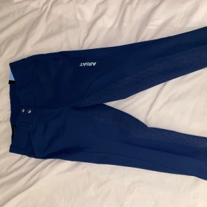 Ridbyxor  - ARIAT Tri Factor Grip Marinblå ridbyxor i storlek 24. Dem är helt nya och alla lappar sitter kvar, säljer pga att jag inte kan ha dem.