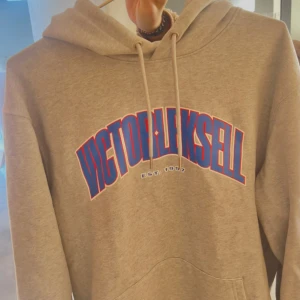 Victor Leksell Merch - Inga täcken på användning, nypris 799kr