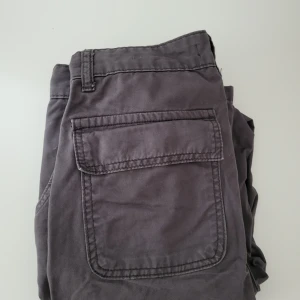 Cargobyxor dam - Fina fräscha mörkgrå cargobyxor för dam i storlek 32 finns möjlighet för bilder hur pqssfprmen ser ut on det behövs
