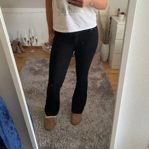 Svarta bootcutjeans - Säljer då de är lite små för mig, därav är de endast använda två gånger, som nya! Köpare står för frakten!