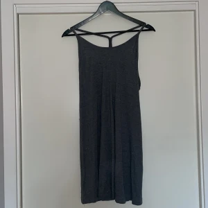 sommarklänning - Selling my nice summer dress from ASOS 🫶looks amazing with dark boots! 