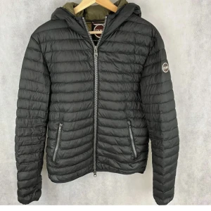 Colmar jacka - Säljer nu min colmar jacka då den blivit för liten. skick 8/10 då den har en liten skråma nedaför armhålan på baksidan. men den är ihop sydd och syns bara på nära avstånd. storlek S