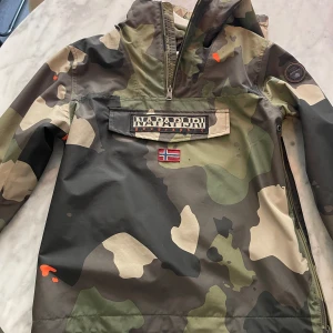 napapjiri jacka - camoflage jacka smidig och bra jacka med ficka på magen