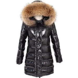 Svart glansig dunjacka med pälsdetaljer - Säljer en supercool svart glansig dunjacka med en stor fluffig päls på huvan. Bilden är lånad från hemsidan. Min jacka har en svart päls. Är perfekt för vintern och håller dig varm och stilren. Perfekt för att hålla stilen även när det är kallt ute!