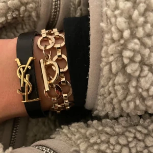 Armband - Ett jätte fint kedjearmband köpt här på plick, jätte fint att matcha med andra smycken. Säljer då jag inte är i behov av det. Ej min bild. 😊😊