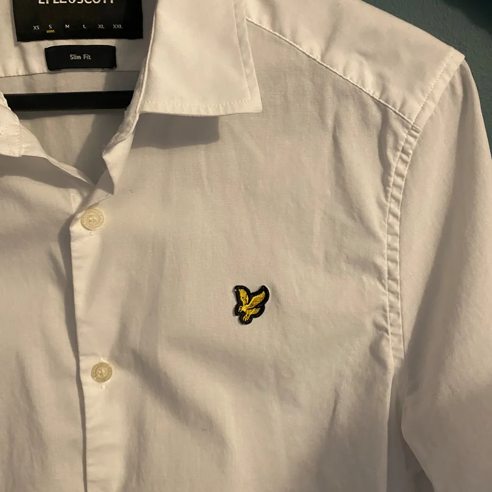 Säljer en lyle & scott skjorta som har blivit för liten. Knappt använd. Väldigt bra skick. . Skjortor.