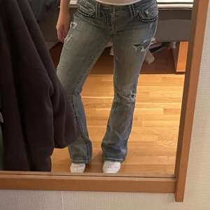 Miss me bootcut jeans - Snyggaste miss me jeansen nånsin!!!! Skriv privat för fler bilder❤️❤️ storlek 26🥰 säljer pga ingen användning :( lågmidjade och ljusblå! Som nya! Köpte dem för 1199