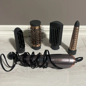 Babyliss Hårstyling  - Hej, jag säljer min Babyliss hårstayling .Den funkar precis som den ska den är som ny. Har använt den några få gånger men funkar inte i mitt hår.  Här har du den perfekta allt i ett. Hårfön, platta håret och två olika sätt att locka håret. 