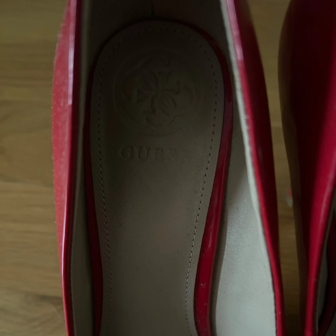 Röda klackskor från Guess - 91