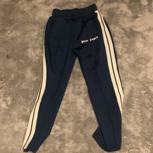 Palm angels byxor - Säljer nu mina Palm angels byxor då de bara blir hängande, aldrig använda, nyskick.