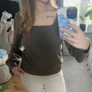 Brun stickad tröja  - Brun stickad tröja med ballongärm och fyrkanting skurning, bra skick💕