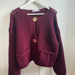 Intressekoll Zara kofta - Intressekoll!!!!! På min zara stickade kofta. Nyköpt för 499kr. Använd 1 gång. I storlek L med passar M 