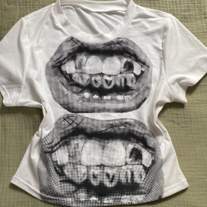 Y2k baby tee💝 - Den är i storlek xs men funkar på s också. Den kom inte till användning, den är fin och fräsch och har inga har defekter💋💕