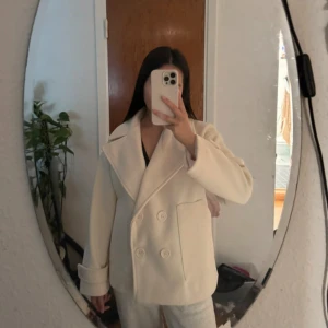 Kappa - Säljer denna off white kappan från Designbysi. Har likadan i svart därför säljer jag denna.  🤍 storlek XS/S. Ord pris inkl frakt: 820kr. Mer beige än vit