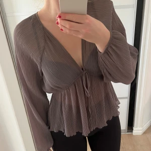 Zara blus - Så fin blus från zara som tyvärr aldrig kommer till användning. Blusen är slutsåld på hemsidan. Skriv gärna vid frågor eller för fler bilder!😊