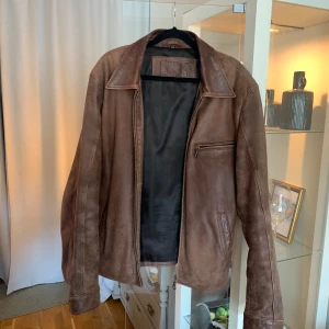 Vintage skinnjacka 100% Läder  - storlek 52 (min kille på bilden är M) , supersnygg brun vintage läderjacka i hög kvalité. 