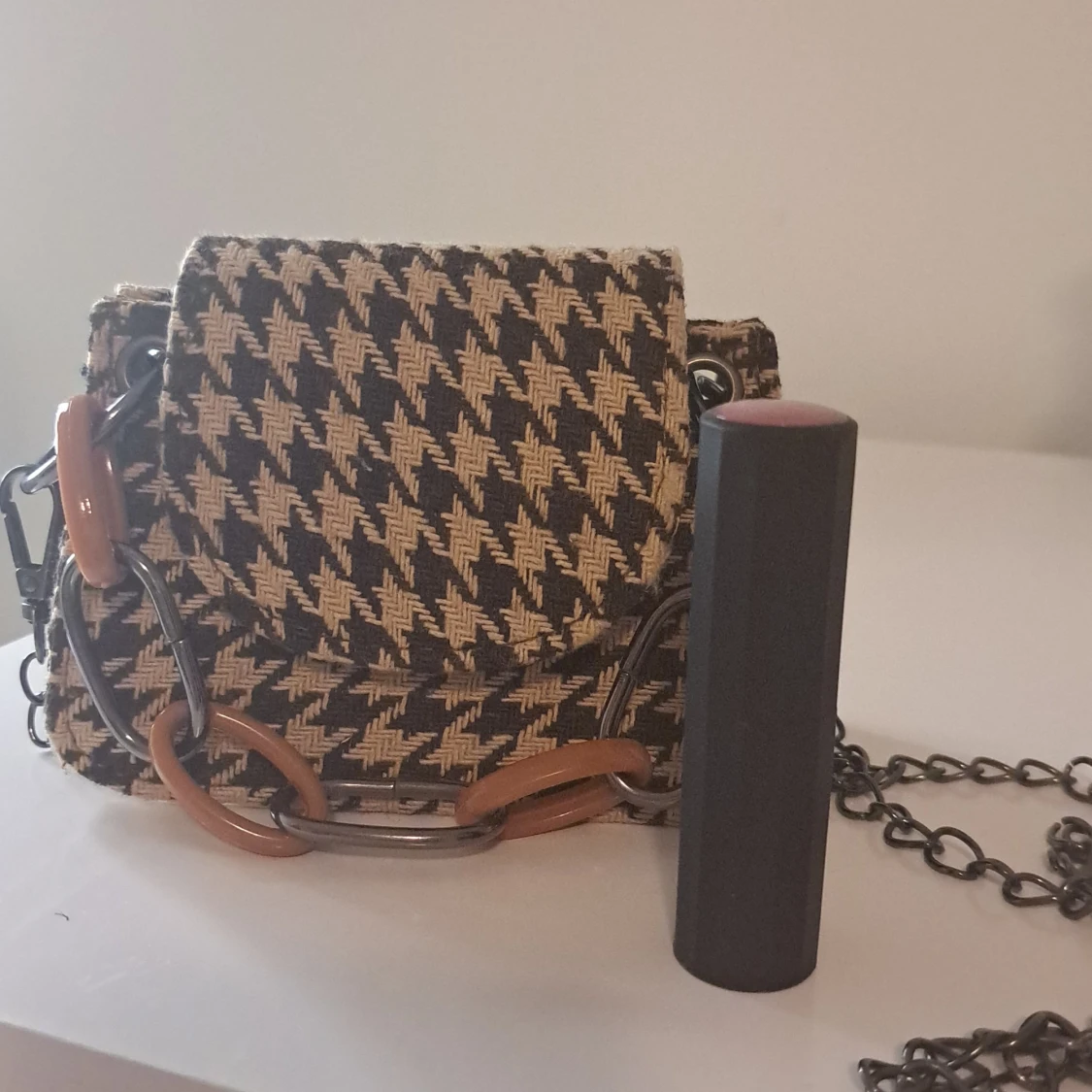 Rutig axelväska med kedjedetaljer - 93