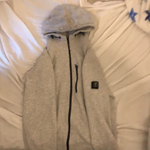 Lagency zip - Säljer nu en lagency zip som har blivit förliten för mig köpte den för 1200 inga skador 9/10 skick