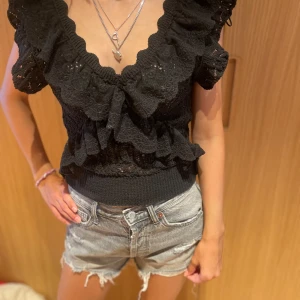 Jätte fin blus från Zara  - Jätte fin blus från zara, super fin svart blus i storlek S. Perfekt på sommarn och hösten, för en stilren look. 