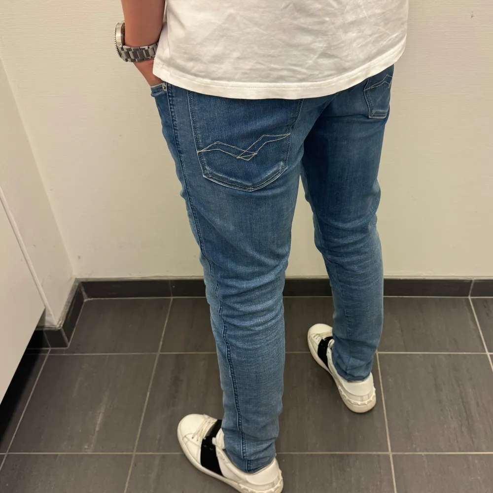 // Replay anbass jeans | Grymt skick | Nypris runt 2000 | Storlek W30 / L32 | Kontakta för fler frågor eller funderingar // Deluxe Closet. Jeans & Byxor.