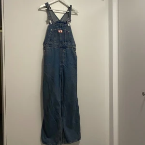 Hängselbyxor från Monki - Supergulliga hängselbyxor i oversize stil från monki. Dem är strlk xs men är somsagt oversize så passar upp till M