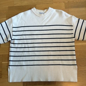 Zara tröja - Säljer min jättefina zaratröja då den inte kommer till användning. Lite nopprig längst ner men värkligen inget man tänker på.