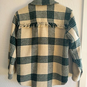 Vår/höstjacka - Säljer min jacka från bellerose i storlek 12y men skulle säga xs/s. Helt ny, aldrig använd. Så coola fransar på ryggen.