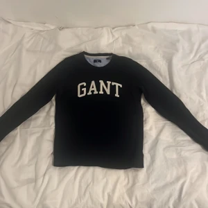 Gant långärmad tröja  - En långärmad tröja ifrån Gant. I storlek xs. Då den säljs då den inte passar längre, pris kan diskuteras✅