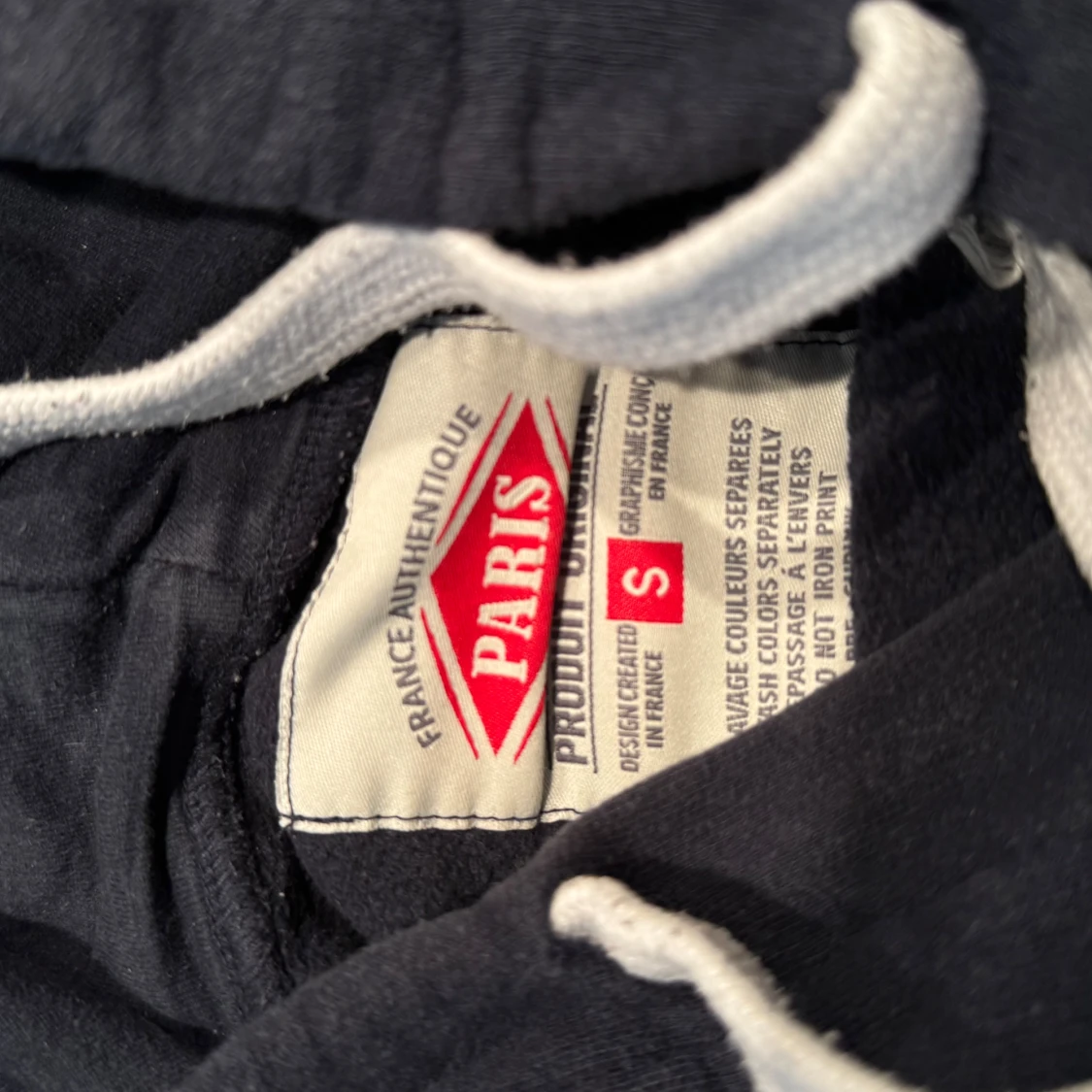 Mörkblå hoodie med Paris-tryck - 90