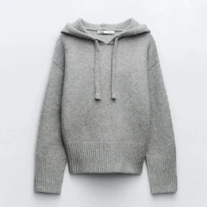Stickad hoodie  - Populär tröja från zara säljes pga att jag inte använder den. Använd fåtal gånger och ser iprincip oanvänd ut🫶🏼  Skriv privat för egna bilder. TRYCK EJ PÅ KÖP NU förens de är bestämt.