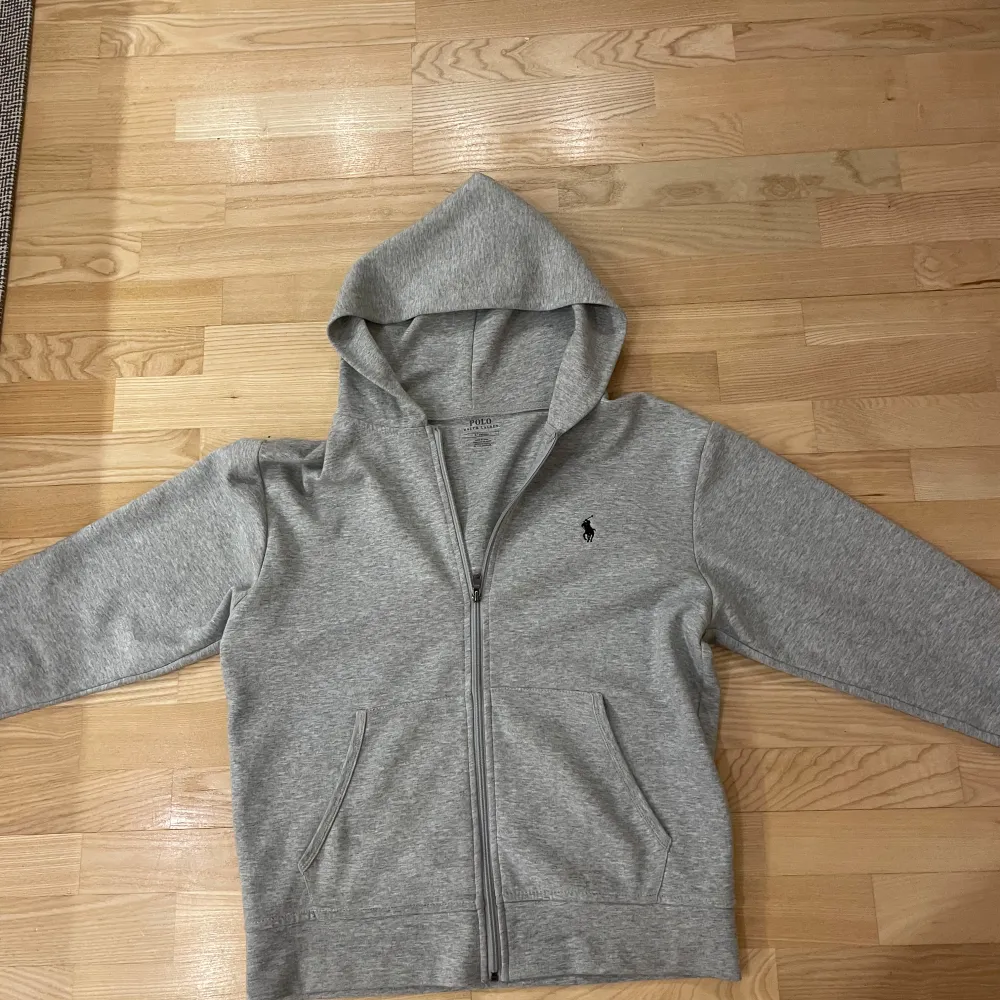 Tja säljer nu denna tvär feta 1 till 1 Ralph lauren zippen då den inte kommer till användning! 10/10  skick och jag säljer för 449! Skriv om minsta fundering!. Hoodies.