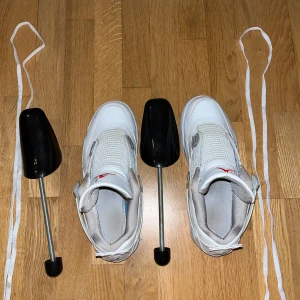 Jordan 4 Oreo - Jordan 4 Oreo, Storlek 44  Säljer mina snygga Jordan 4 Oreo, använda varsamt under kort tid och i bra skick! Små tecken på användning men fortfarande fräscha och bekväma. 