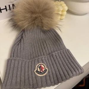 Moncler mössa  - Hej hej, min super söta moncler mössa kommer inte till användning längre! Jag har kvitto och köpt på Nk. Riktig päls, inga slitningar