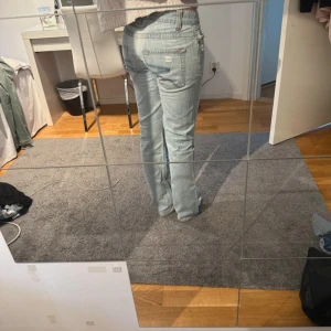 Low waisted bootcut jeans - 2 första bilderna är lånade från förra ägaren. Jag har endast testat dom då som var förstora därav  varför jag inte har bild på🩷Dom är lite mer utsvängda än på bilden . Strl 38 men skulle passa från 34 till 38.