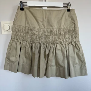 Isabel Marant Etoile kjol - Jättefin kjol från Isabel Marant. Kjolen är i mycket bra skick. Det står storlek 40 (Fransk strl) i kjolen, vilket blir som en svensk strl 38. 
