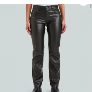 Lågmidjade Skinnbyxor - Suuupetsnygga Lågmidjade skinnbyxor från Bikbok😍. Använda någon enstaka gång.