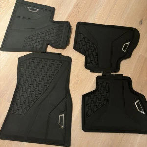 BMW orginal floor mats - Inte använda någon gång, är i nyskick!! Nypris ligger på runt 2500kr, men mitt pris kan diskuteras. Mattorna var köpta till en BMW x5 men kan användas till andra BMW modeller.😃