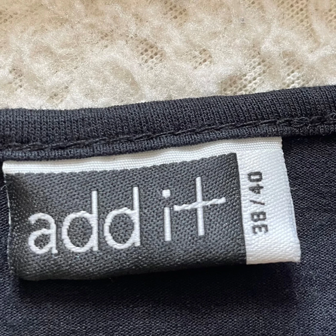 Svart klänning med broderade detaljer från Add i t - 91