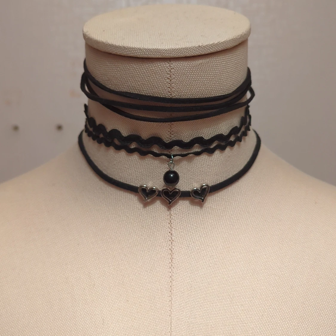 Svart chokerhalsband med hjärtan