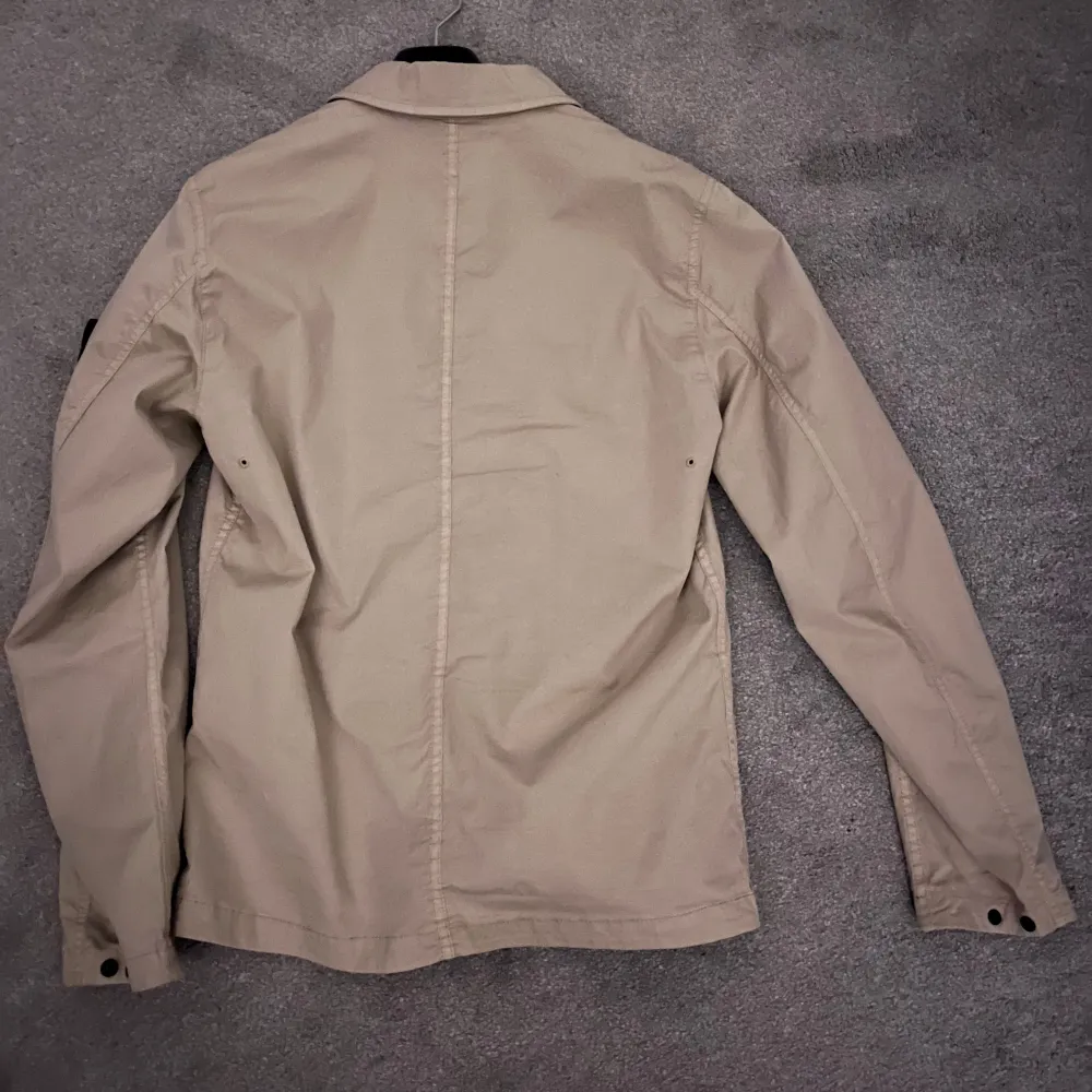 Säljer nu min stone island overshirt i färgen beige | storlek S | använd 3 gånger, i ny skick! | ny pris runt 4000kr. | kvitto finns | perfekt till hösten! | var inte rädd att ställa frågor!. Jackor.