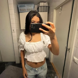Vit topp - Jätte fin topp som är för kort för mig men jätte fina detaljer på! 