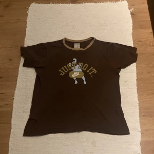 Nike T-shirt  - Snygg t shirt från Nike🔥  Köpte här på plick för några månader sedan men blev aldrig riktigt nöjd med den så säljer nu vidare🙌