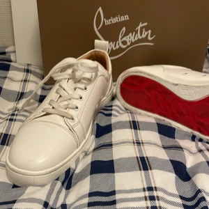 Vita loubs - Hej säljer nu mina gammla loubs dom är i 8/10 sick. Storlek 42. Har tyvärr inget kvitto för att min mamma råka slänga det därför det låga priset tyvärr. Hör av er om frågar pris kan diskuteras. Byten funkar också. 