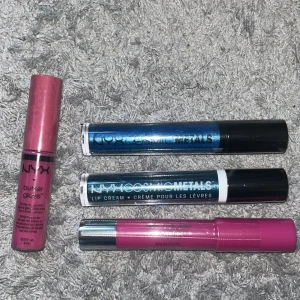 4 läpprodukter - 4 läpprodukter: nyx butter gloss strawberry parfait, revlon colorburst balm stain 20 lovesick passionnee, nyx cosmetic metals lip cream  07, nyx cosmetic metals lip cream 12. Alla är oöppnade🩷🌸 Om ni vill köpa en hör av er, pris kan diskuteras