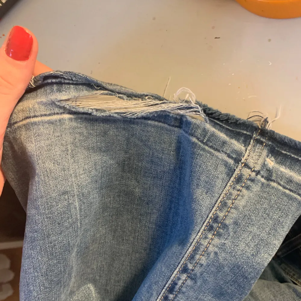 Snygga blåa jeans från g-star. De har hål vid båda hälarna som ni kan se på sista bilderna. Säljer eftersom jag önska de va lite längre på mig, jag är 1,75💖. Jeans & Byxor.