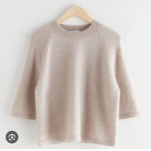 & Other stories kortärmad stickad tröja - Säljer min stickade sköna tröja i alpaca/wool! Världens finaste tröja nu till hösten. Har krympts lite i tvätten men är fof såå snygg och går att använda utmärkt! Nypris 790 kr. Skriv vid frågor💞