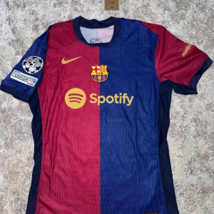 Barcalona T-shirt  - Spelarversion T-shirt helt ny i XL storlek.   Anledningen att jag säljer den är att i spelarversion så ska man köpa en storlek större. Så den passar till personer med L storlek och tror den kan passa folk med M