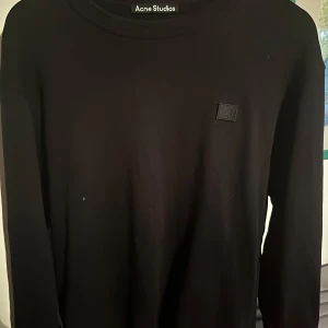 Acne Svart Tjocktröja - Använd ett fåtal gånger. Köpt för 2400kr för drygt ett år sedan.