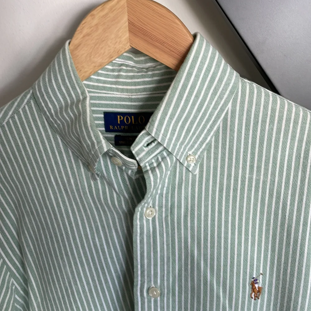 Grönvit-randig skjorta från Ralph Lauren i storlek slim fit S. Jättesnygg skjorta som endast använts ett fåtal gånger, skick 9,5/10. Nypris 1795kr.. Skjortor.