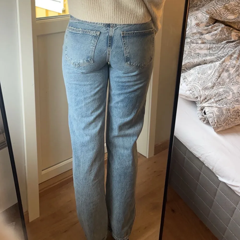 Säljer ett par ljusblå jeans i klassisk stil. De har en straight passform och är midwaist, vilket gör dem både bekväma och snygga. Perfekta för vardagsbruk och kan enkelt matchas med olika toppar. 💕💕. Jeans & Byxor.